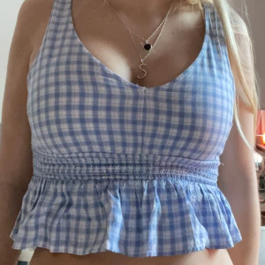 Peplumtopp - Super söt peplumtopp från hollister🦋 Sitter super najs och strl XS🩵Använd en gång!