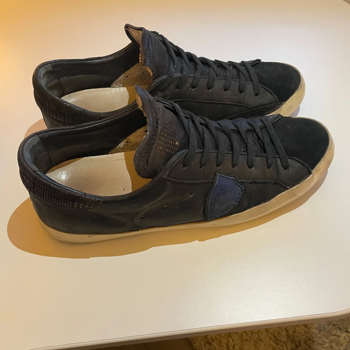 Svarta Philippe modeles med blå logga