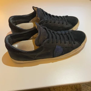 Svarta Philippe modeles med blå logga  - Säljer mina feta Phillipe modeles då dom inte kommer till användning längre. Dom har skavanker i hälen, därav priset, läcker däremot inte in något vatten så endast astetiskt (går säkert att laga med lim). Annars fint skick. Pris kan diskuteras.