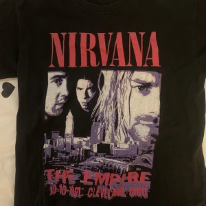Svart nirvana t-shirt  - Nirvana t-shirt med snyggt tryck, nästan aldrig använd 🤍