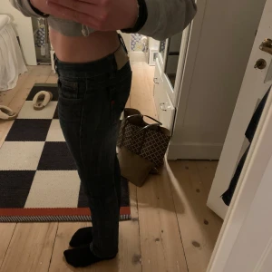 Mörkblå jeans från Replay  - Snygga mörkblå jeans från Repaly. Jeansen har en låg midja och straight leg model. Skriv för mer information 💕