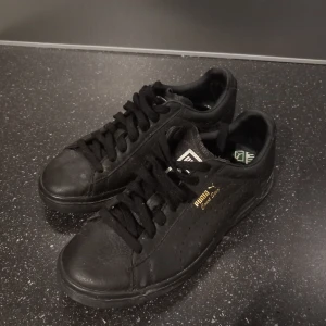 Svarta sneakers från Puma - Säljer ett par klassiska svarta sneakers från Puma. Sparsamt använda. Tvättar såklart innan jag skickar dem. 