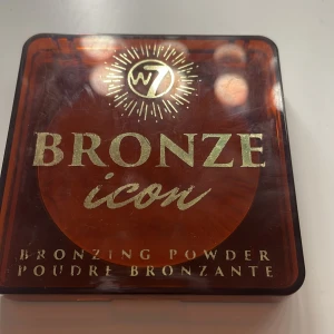 Bronzing Powder Bronze Icon från W7 - Bronzing Powder Bronze Icon från W7 i en snygg brun förpackning. Perfekt för att ge ansiktet en solkysst look. Kompakt puder med en fin textur andvänd några gånger och tyvär är locket sönder  normal pris 57kr