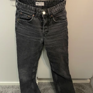 Svarta jeans från Zara - Snygga svarta jeans från Zara med klassisk femficksdesign och knappgylf. Perfekta för en stilren look. Mid rise straight jeans snygga moderna 