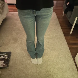 Lågmidjade jeans mango - Ljusblåa lågmidjade jeans från mango🩷🩷🩷 jättefina i bra skick förutom en defekt som visas på bild 2. Inget som märks av speciellt mycket! Skriv för fler bilder, priset kan diskuteras.