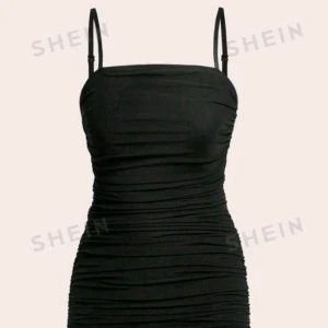 Svart tight klänning från Shein - Snygg svart tight klänning från Shein med smala axelband och rynkad design. Perfekt för en stilren look.