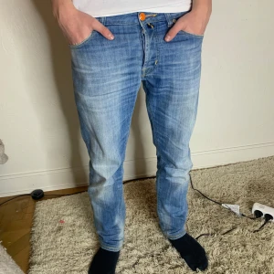 Jacob Cohen jeans - Säljer nu dessa sjukt snygga Jacob Cohen jeansen i storlek 32. Modellen på bilden är 177cm och väger 64 kg. Jeansen är i otroligt bra skick förutom att den är lite extra sydd på märket där bak ( syns på bild 4 ). Vid funderingar är det bara att höra av sig. 