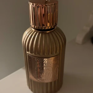 Paris Corner Qissa Delicious Eau de Parfum  - Sprejad 3 eller 4 gånger. Köpte för 379kr säljer för 200kr. Noter: Top- Grädde, choklad, apelsin • Hjärta- Marshmallow, kokosnöt, Jasmin • Bas- Vanilj, Vit musk