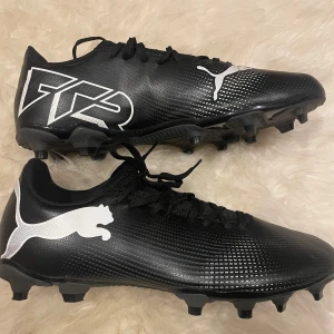 Puma fotbollsskor  - Storlek 42, använda 2 gånger utomhus. Jag säljer dem för att jag går inte på fotboll, boxen ingår med skorna och dem är i bra skick inga skrapor eller något ny pris 700kr
