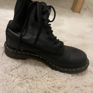 Dr martens  - Svarta kängor från dr martens. Använda fåtal gånger.  Orginal pris: cirka 1700kr