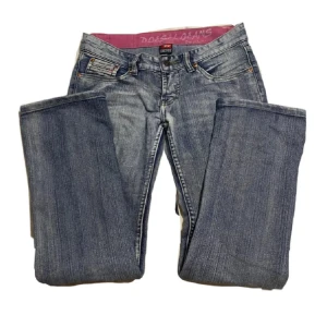 Diesel jeans - Snygga bootcutjeans från Diesel. Jeansen har gått sönder i grenen med det är lagat och inget man tänker på. Kontakta vid funderingar och frågor!💕💕