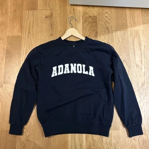 Sweatshirt Adanola - Mörkblå sweatshirt från Adanola. Nästintill nyskick! ✨🥰