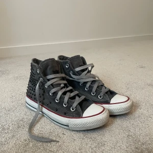 Gråa Converse liknande sneakers med nitar - Snygga grå Converse liknande sneakers med nitar, storlek 36 men passar mig som vanligtvis har 36-37!