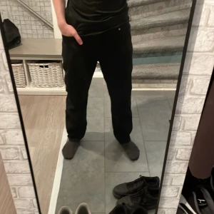 Svarta jeans från H&M - Säljer ett par svarta jeans från H&M i relaxed fit. Använda ett par gånger men inga skador, inte använt på 3-4 år så jag säljer..