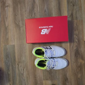 Futsal skor - Futsalskor storlek 41 det passar mig inte så bra och jag har använt bara några gånger.