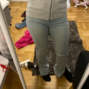 Blå jeans  - Jötte snygga blå jenas med hög midja med 2 hål på knäna