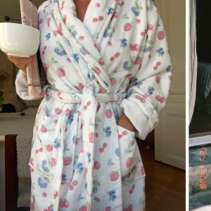 Djerf avenue morgonrock - Ny med prislapp. Storlek M/L, har i vanliga fall xs/s men passar även på mig❤️