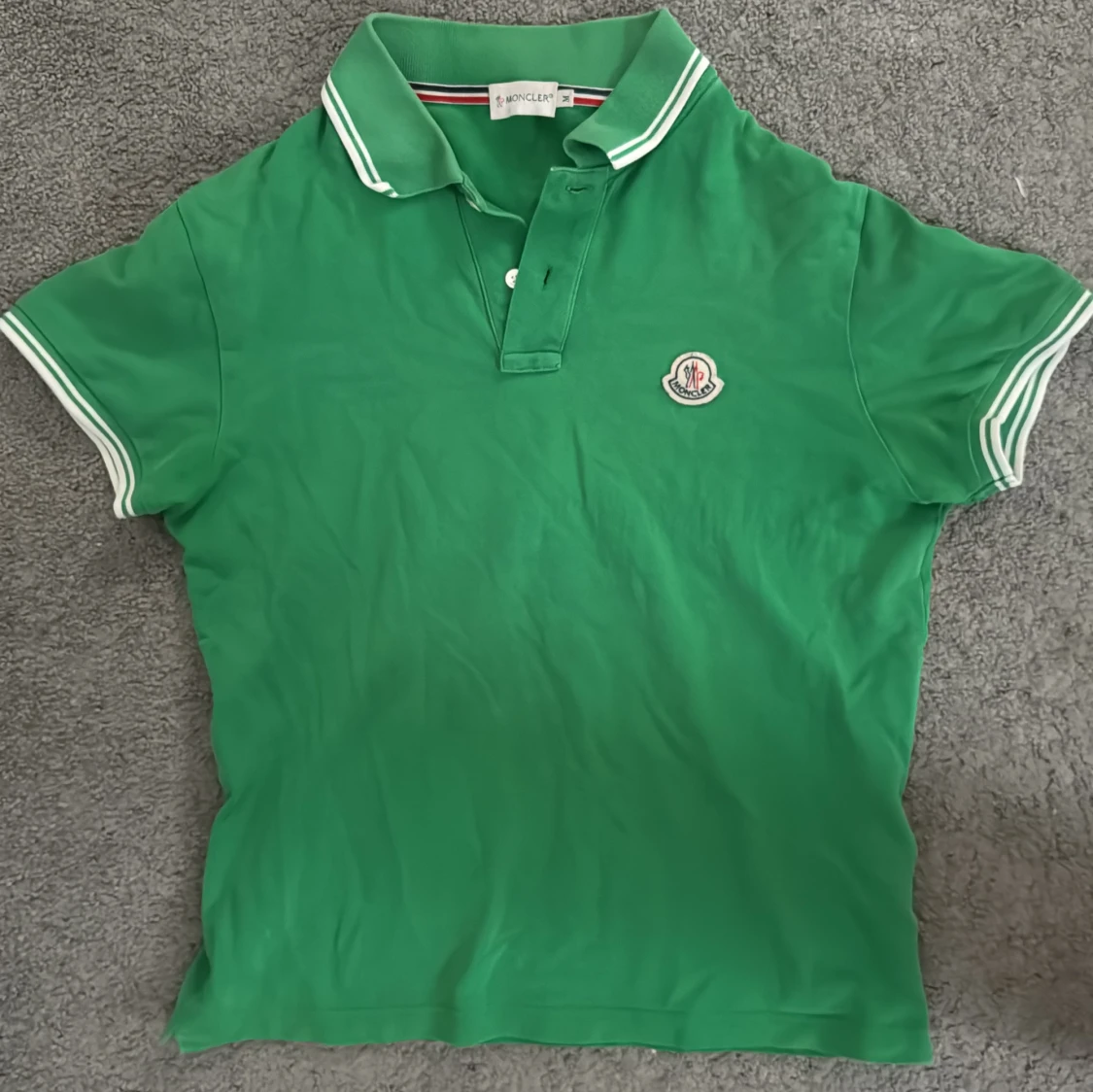 Grön pikétröja från Moncler