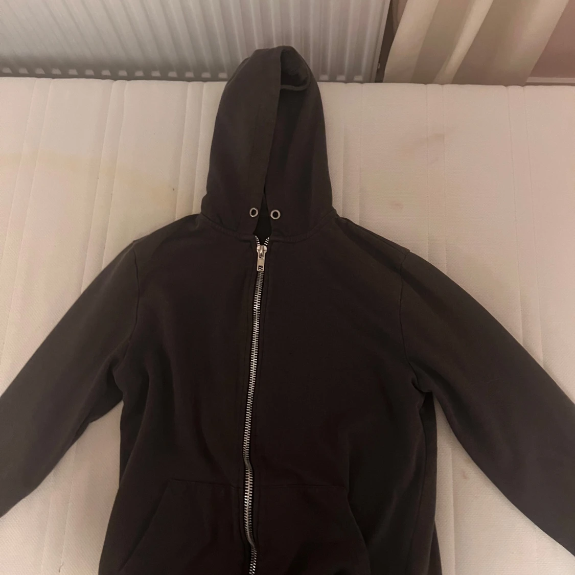 Svart hoodie med dragkedja 