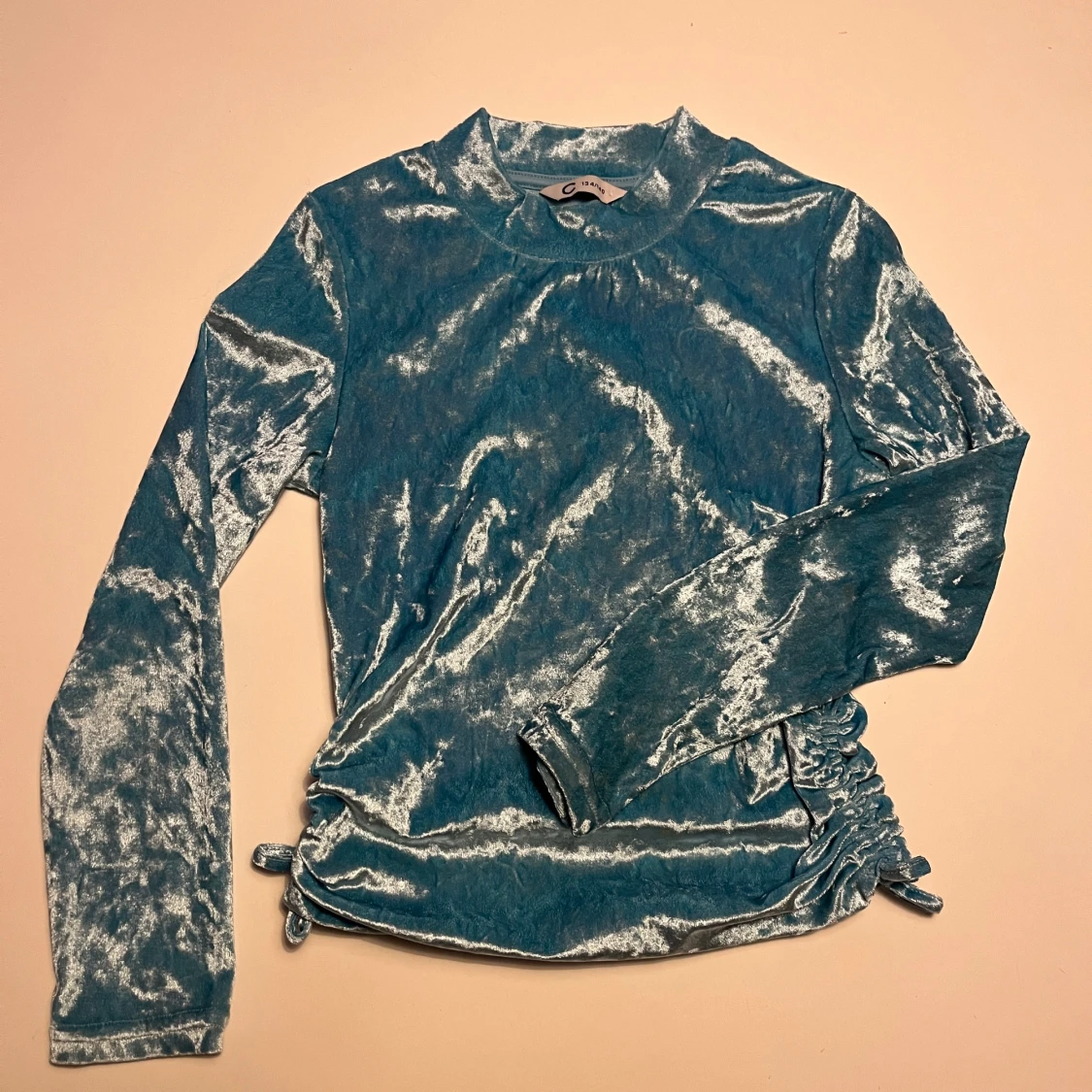 Turkos sammetströja med rynkdetaljer