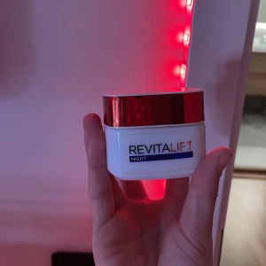 Revitalift Night Cream från L'Oréal Paris - Revitalift Night Cream från L'Oréal Paris är en uppstramande anti-rynk nattkräm. Den kommer i en vit burk med rött lock och innehåller 50 ml kräm. Perfekt för att släta ut rynkor och ge huden fasthet under natten. Jag har som sagt använt den lite men mycket är kvar❤️