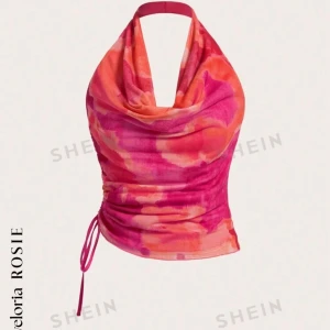 Multifärgad draperad topp från Aveloria Rosie - Snygg multifärgad halterneck topp från Aveloria Rosie med draperad front och knytning i sidan. Perfekt för en färgglad och trendig look. Köpt från shein⭐️