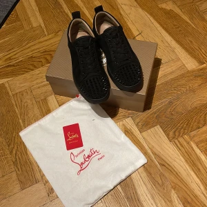 Loubs med taggar - Shock feta loubs med taggar i ny skick tjejer gillar loubs med taggar 