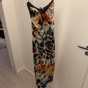 Mönstrad långklänning från Zara - Helt oanvänd långklänning från Zara med ett färgstarkt och behagligt mönster. Klänningen har en smickrande passform och är perfekt för sommarens alla tillfällen. Storlek S men skulle säga en  XS pga bysten.
