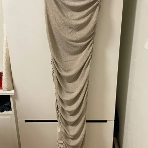 Två beige klänningar  - Säljer två super fina omlottklänningar. Dem passar alla längder☺️100 kr/STYCK. OBS! Man kan få båda för ett ännu bättre pris