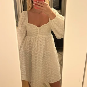 Vit klänning med puffärmar - Säljer denna vita klänning från Lojsan wallins kollektion med NAKD då den ej kom till användning under min student! Den är alltså endast testad med alla lappar kvar💕nypris 600, kan tänka mig att diskutera priset vid snabb affär!
