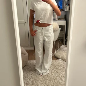 Vita jeans💗 - Snygga vita baggy jeans från Denim💞 Super coola och passar till allt!!