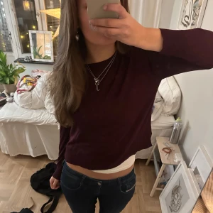 Vinröd långärmad tröja - Långärmad vinröd tunn tröja. Superfin med ett vitt linne under. 