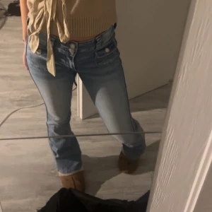Low waist Jeans - Lågmidjade utsvängda jeans. Mycket bra skick. Använda fåtal gånger. Storlek 164 men passar mig som vanligtvis bär XS-S i byxor!
