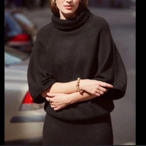 Svart stickad tröja med polokrage - Snygg svart stickad tröja med polokrage och trekvartsärmar. Perfekt nu på vintern❣️💝 lapparna finns kvar! 