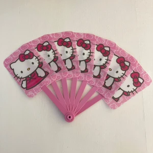 Hello Kitty solfjäder  - Vet inte vart den är inköpt, men den är i superfint skick och öppnar/stänger sig helt felfritt utan att fastna! Supergullig :)