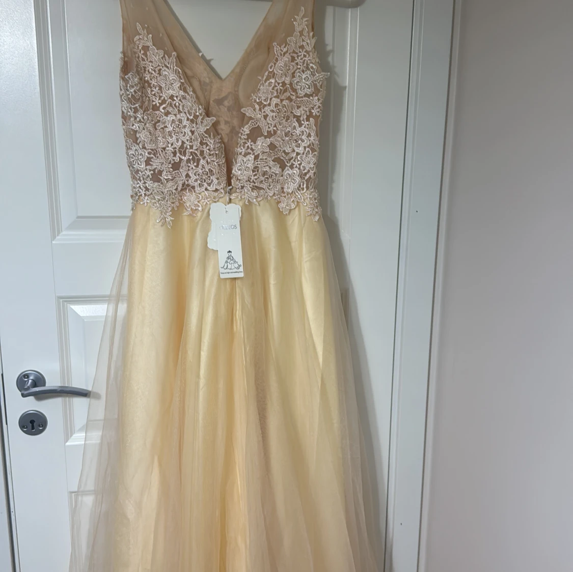 Champagnefärgad långklänning med spetsdetaljer - 93