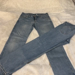 Blåa jeans i klassisk stil - Säljer två par exakt likadana blåa jeans i straight stil. Dem är lite urtvättade men känns som när jag beställde dem. Stl W28/L30 på båda. Säljer båda för 500, och bara en för 350