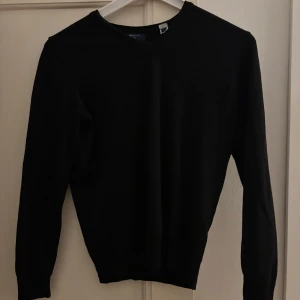 Gant - Marinblå Gant-tröja som är perfekt att ha över skjorta exempelvis. Passar S/M