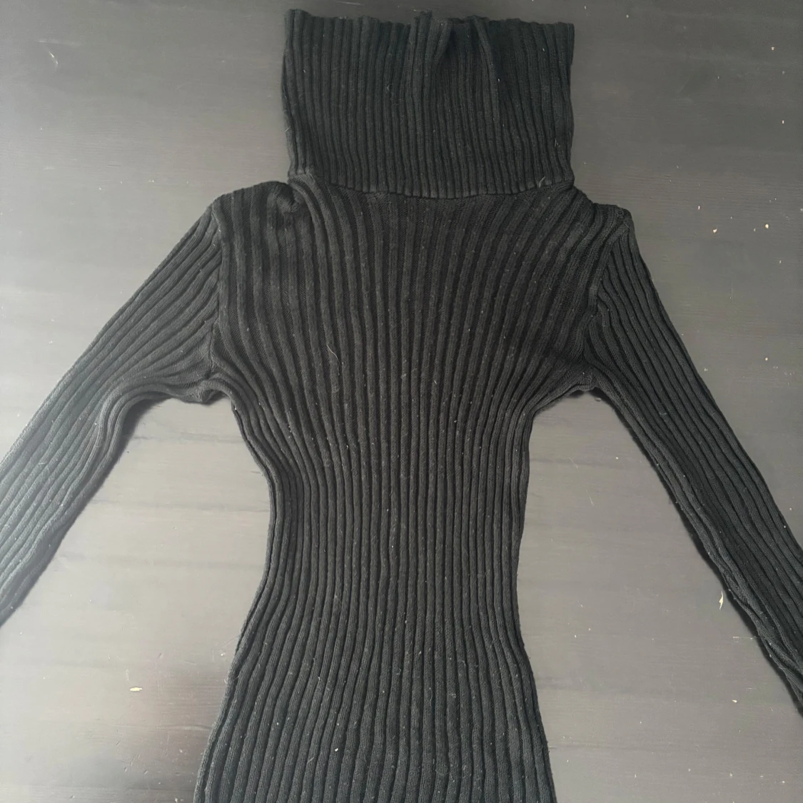 Svart ribbad långärmad tröja