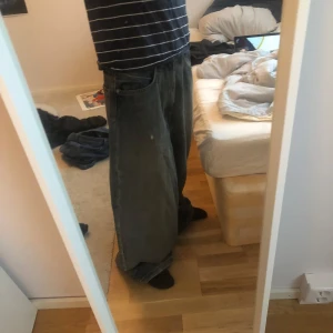 Baggy jeans från H&M - Säljer ett par super baggy jeans från H&M i en blå färg. Köpta för 399kr och säljer pga att de är för stora för mig. Endast använda en gång