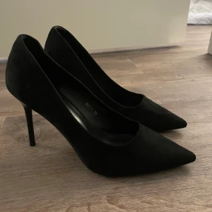 Klackskor - Ett par skit snygga klackskor med spetsig tå och klack. Köpte dom för nyår men var för små så aldrig använda! Pris går att diskutera!🥰
