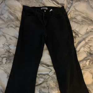 Svarta jeans från Only - Snygga svarta jeans från Only med klassisk design. De har en bootcut passform och normal midja och är perfekta för en stilren look. Passar till många olika outfits och tillfällen.