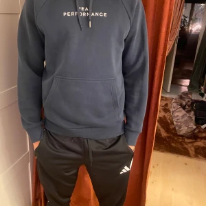 Mörkblå hoodie från Peak Performance - Säljer en snygg mörkblå hoodie från Peak Performance. Ej använd dock inköpt jul 2023. 