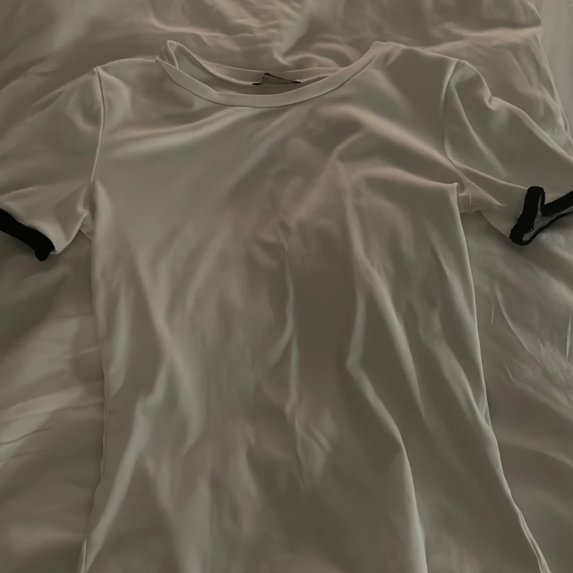 Vit t-shirt med svarta detaljer från Zara