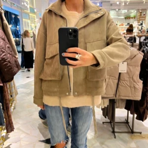 Mocka jacka - Super snygg mocka jacka, lånad första bild men likadan jacka 🤍