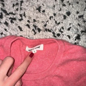 Rosa/Korall  tröja från Soft Goat - Sljer denna väldigt fina soft goat tshirt i 100% kashmir. Färgen är rosa/korall. Köpte den för någon sommar sedan och den har blivit andvänd någon enstaka gång så den är i väldigt fint skick, i princip oanvänd!