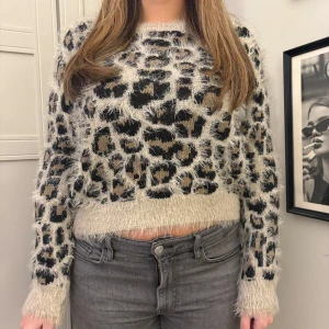 Leopardmönstrad fluffig tröja - Säljer en supermjuk och fluffig tröja med leopardmönster. Tröjan har en croppad passform och långa ärmar. Skit snygg till jeans❤️
