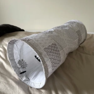 Kattunnel - Tunnel för katter eller små djur, prasslande med en snöflinga och bjällra vid ena änden. 67cm i längden 