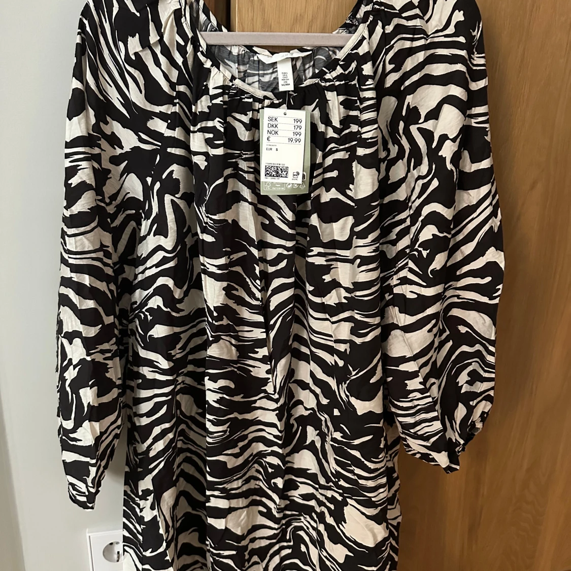 Svartvit mönstrad klänning från H&M - 91