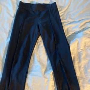 Svarta byxor med ett sträck i mitten på varje ben och jätte fint skick🖤 - Nöstan aldrga använda byxor med ett sträck i mitten på båda benen🖤